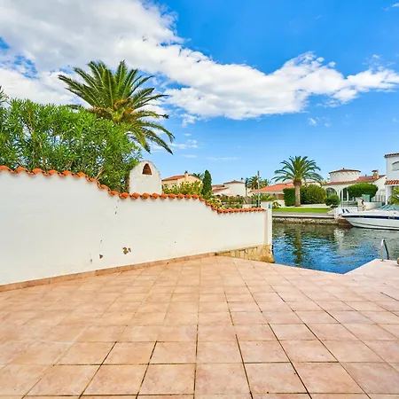 Impresionante Al Canal Con Piscina *