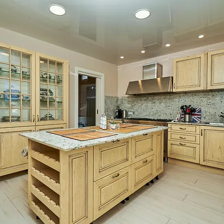 Impresionante Al Canal Con Piscina *