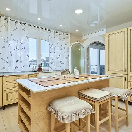 Impresionante Al Canal Con Piscina Villa