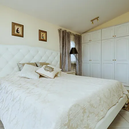 Impresionante Al Canal Con Piscina