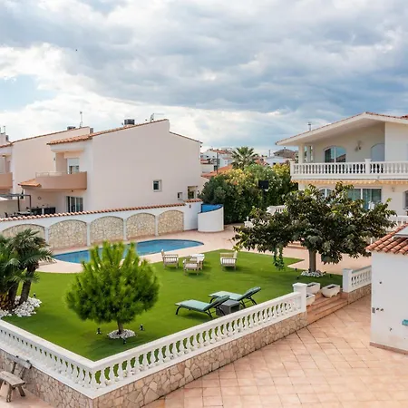 Impresionante Al Canal Con Piscina *