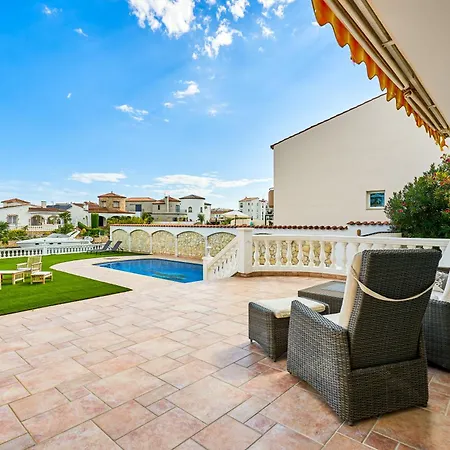 Impresionante Al Canal Con Piscina Vila *
